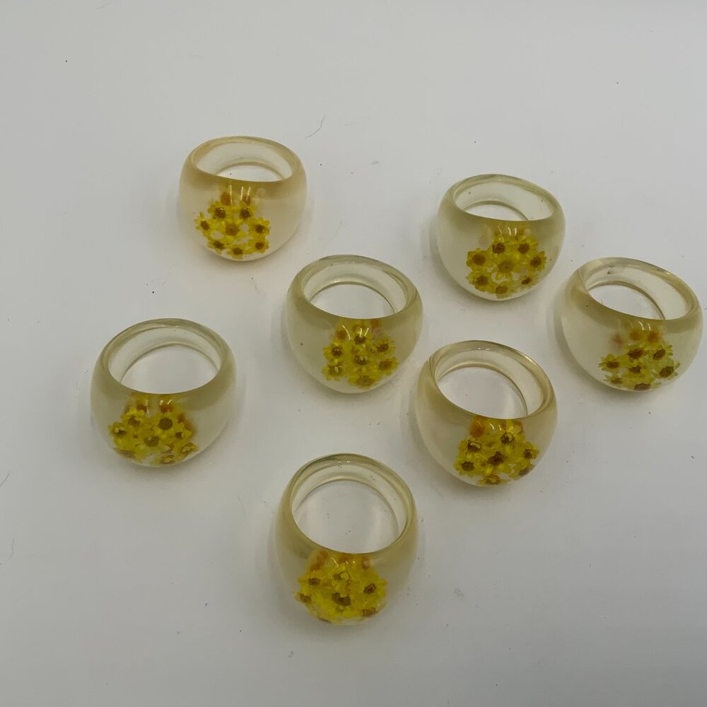 Set of 7 Vtg Clear Lucite Napkin Rings W/ Yellow Miniature Dried Flowers - Picture 3 of 4